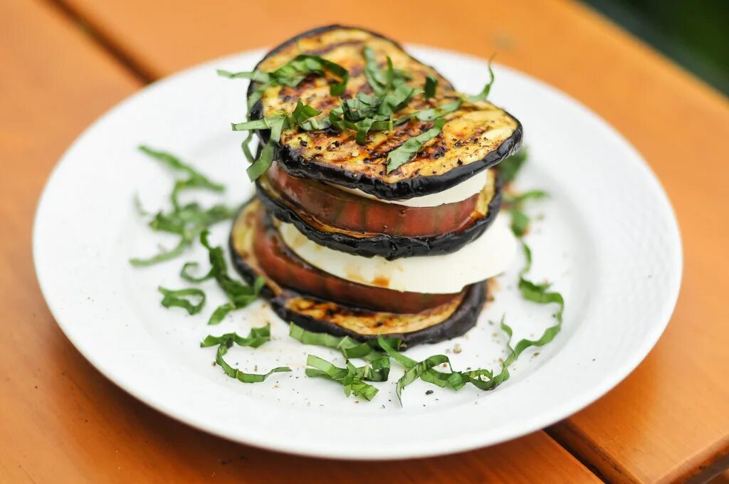 Капрезе с баклажанами. Eggplant Caprese. Капрезе гриль. Баклажаны на гриле. Баклажаны на гриле рецепт