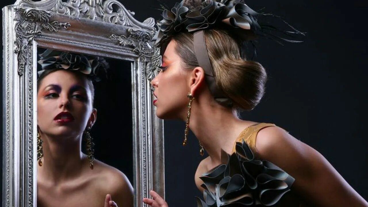 Видеть себя в зеркале с длинными волосами. Фото девушки свет мой зеркальце. Женщина с зеркальцем кто красивее всех. Говорит с зеркалом.