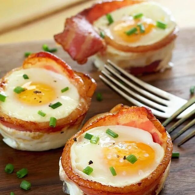 Запеченные яйца. Яйца с беконом. Запечённые яйца в духовке. Завтрак с беконом и яйцами. Запеченные яйца в беконе.
