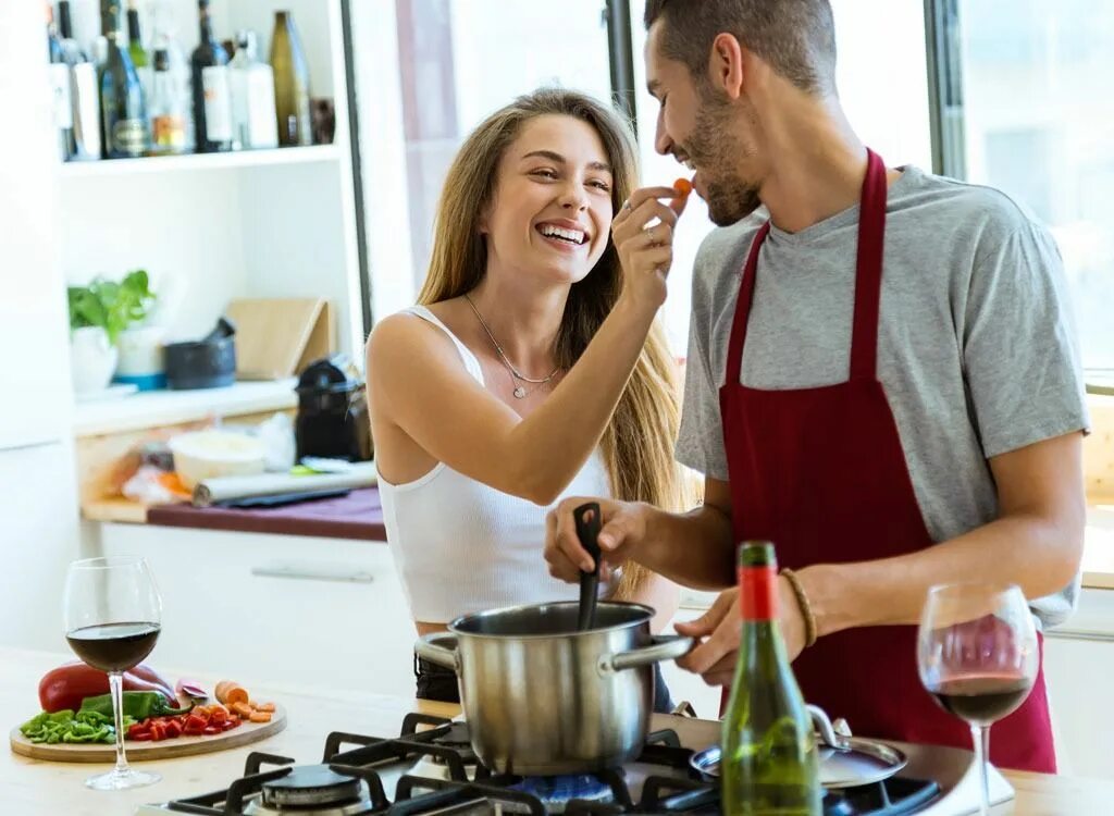 Мужчина и женщина на кухне. Мужчина на кухне. Мужчина и женщина завтракают. Готовим вместе.
