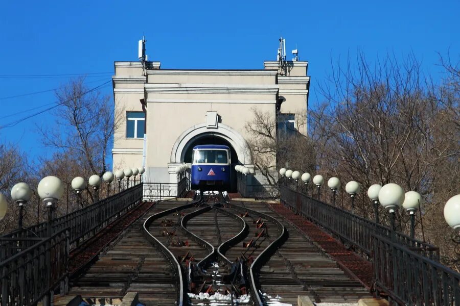 Владивостокский фуникулёр владивостока. Где находится фуникулер. Фуникулер владивосток 2022. Рельсовый фуникулер. Фаникулере владивосток.