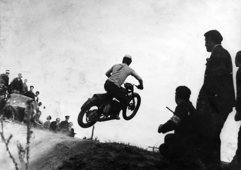 спидвей. мотоспорт 1940-50 ссср. первые мотогонки были проведены 11 октября 1898. советский шоссейно кольцевой мотоцикл. мотокросс 70-80х.