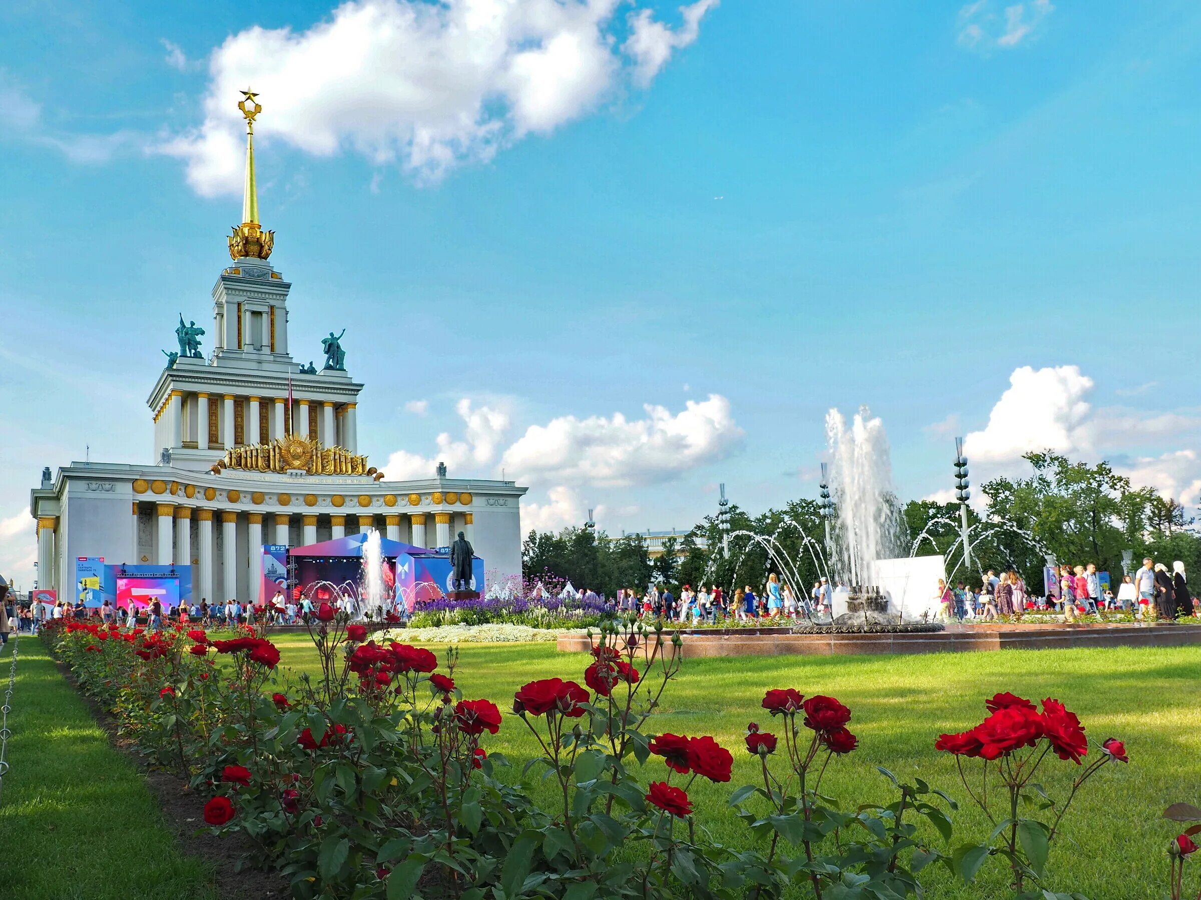 Всероссийский выставочный центр (ВВЦ). Парк ВДНХ Москва. ВДНХ Москва лето. Парк культуры в Москве ВДНХ.