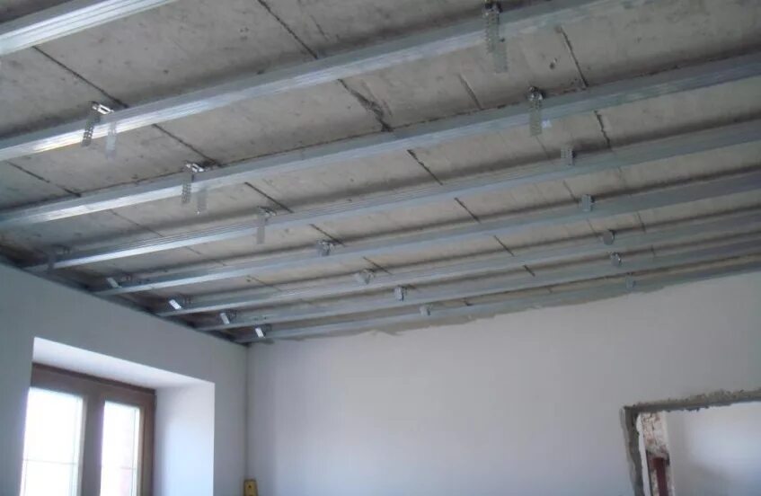 Каркас под гипсокартон на потолок. Подшивной потолок гкл. Обрешетка для потолка из гкл. Обрешетка потолка под гипсокартон. Потолочный каркас.