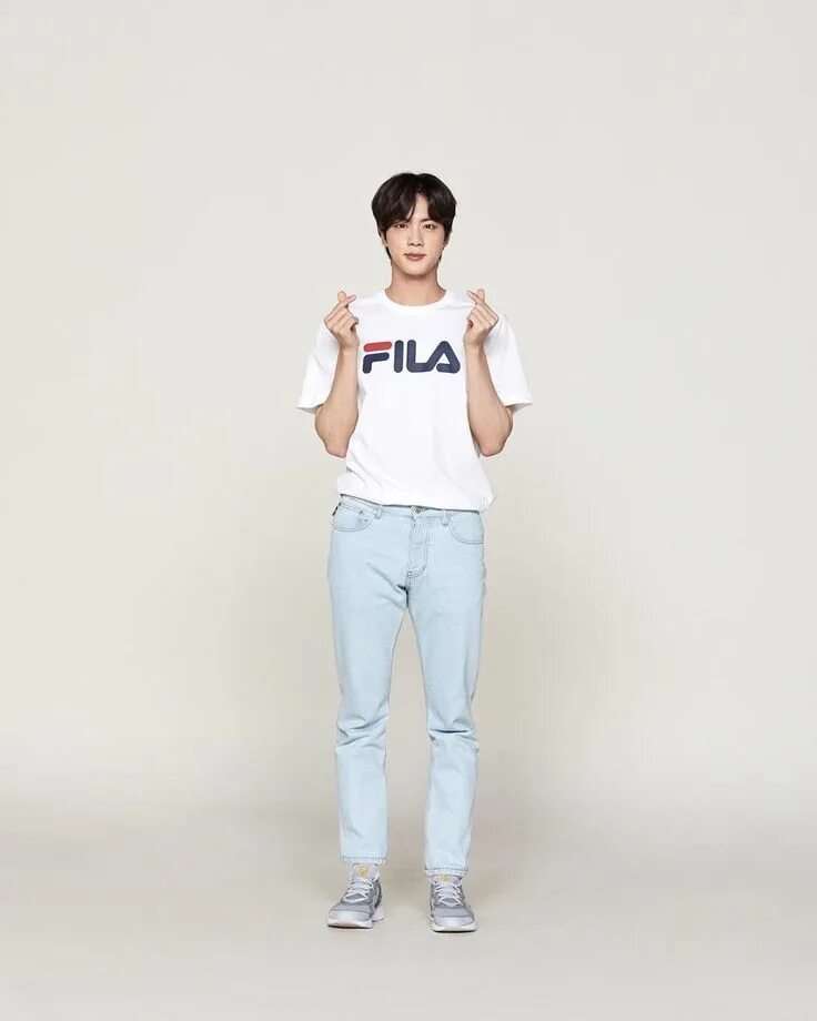 Bts jin в полный рост. Фото фила. Джоггеры fila 2020. Fila est 1911 кроссовки. Bts в полный рост.
