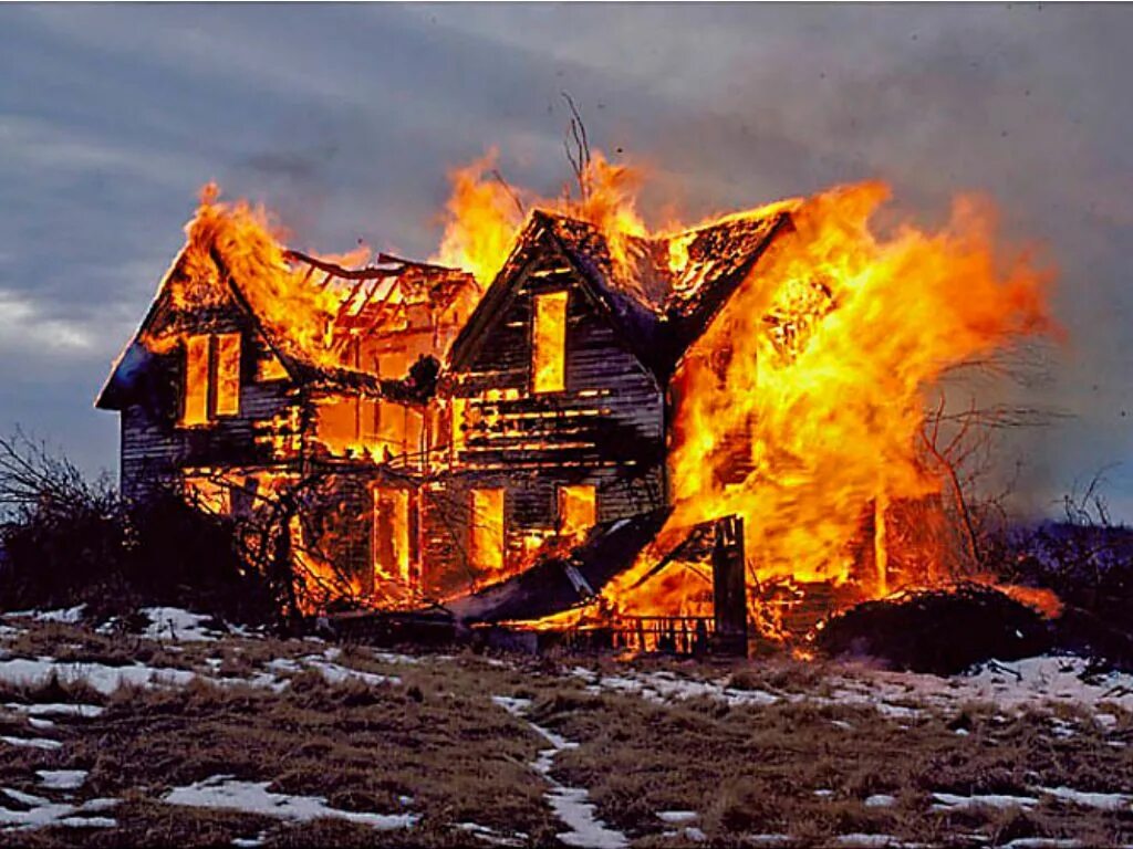 Ой дом в огне. Горящий дом. Горящий деревянный дом. Дом горит. Горит деревянный дом.
