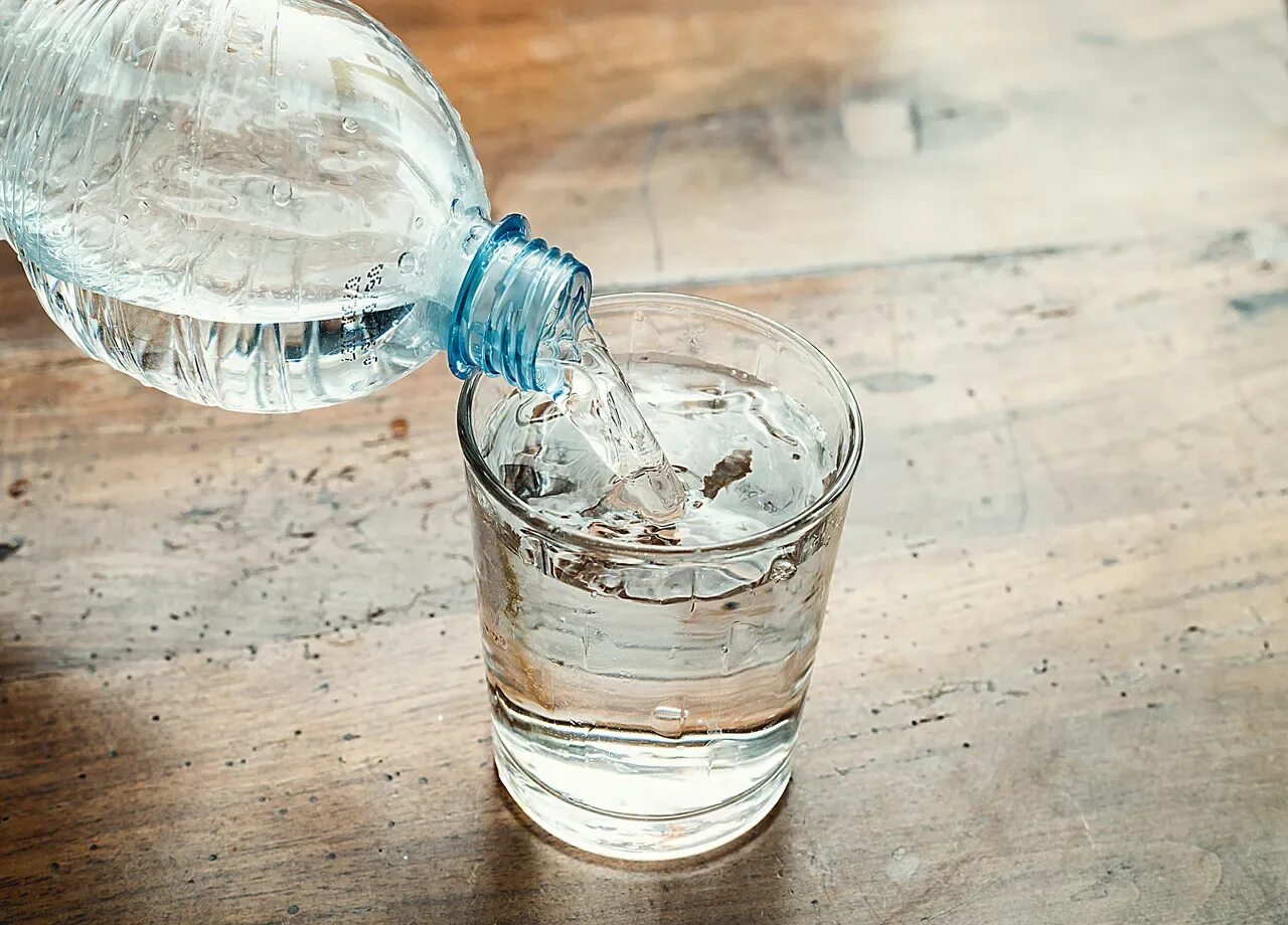 Бутылка для воды с стаканом. Стакан воды. Бутылка для воды. Бутылка воды и стакан. Вода из бутылки.