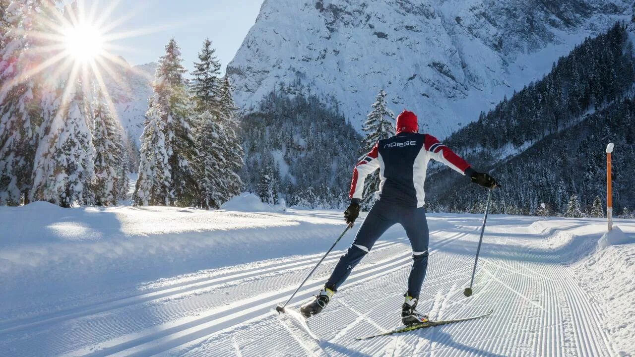 Ски время человека. Cross Country Skiing. Ски тайм. Розовые ски тайм. Were Skiing время.