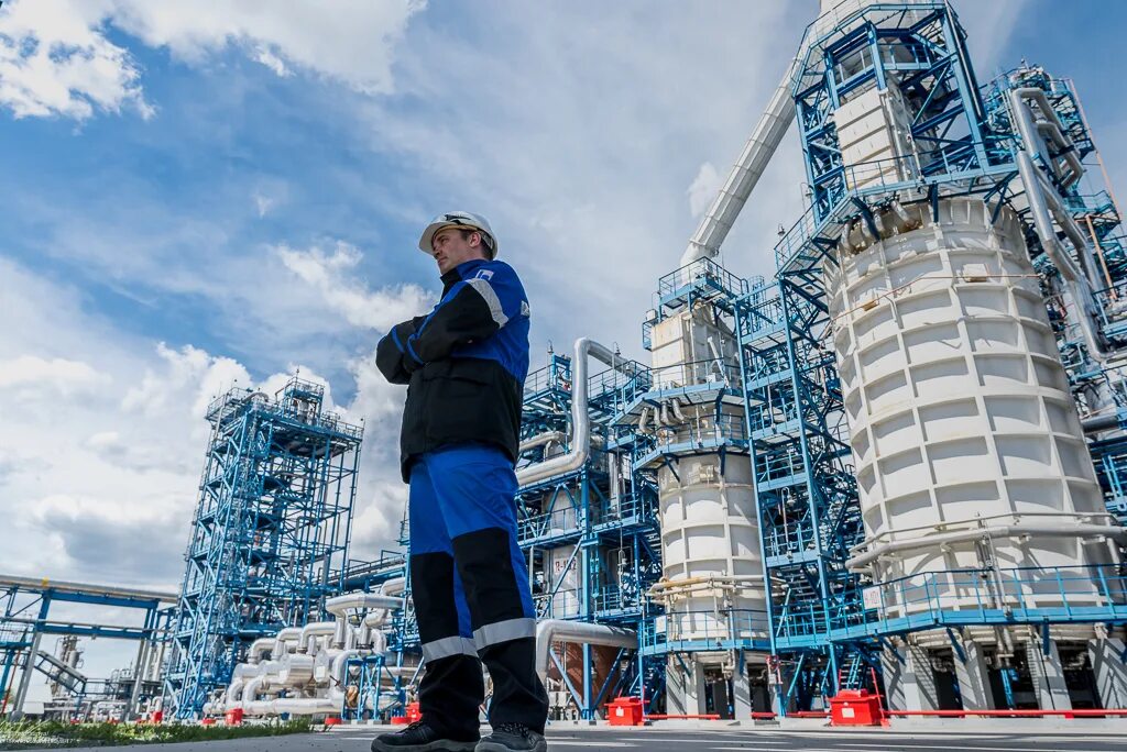 Южно-приобское месторождение газпромнефть-хантос. Работа на нефтеперерабатывающем заводе. Ремонт на заводе. Работники нпз. Газпромнефть-хантос главный механик.