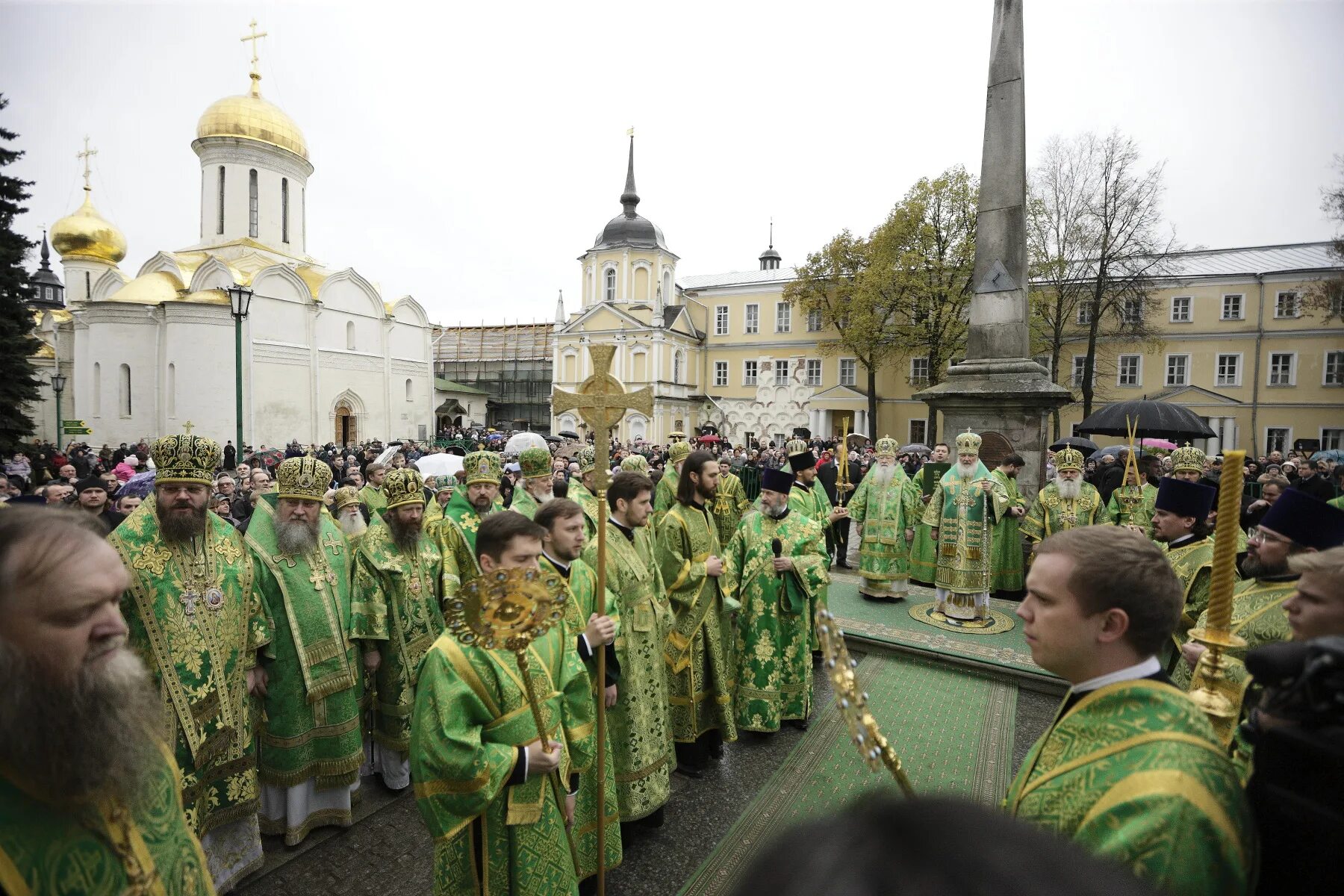 литургия в троицком соборе троице сергиевой лавры. празднование 700-летия преподобного сергия радонежского. троице-сергиева лавра 300 архиереев. всенощное бдение 6 глас троице-сергиева лавра служба. литургия в троицком соборе троице сергиевой лавры.