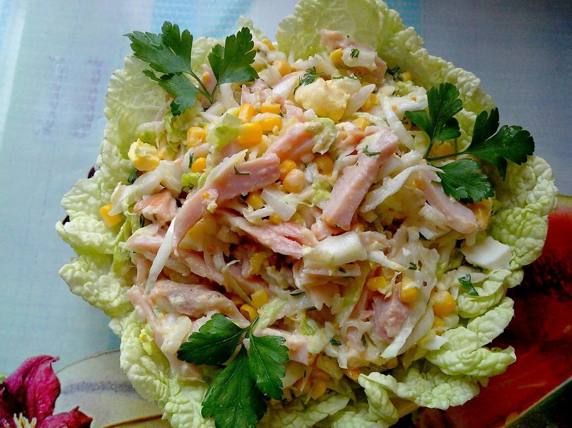 Салат с запеченной куриной грудкой. Салат из пекинской капусты с курицей и кукурузой. салат с пекинской капустой и копченой курицей. салат с копчёной курицей и кукурузой. салат куриная грудка, пекинка, кукуруза.