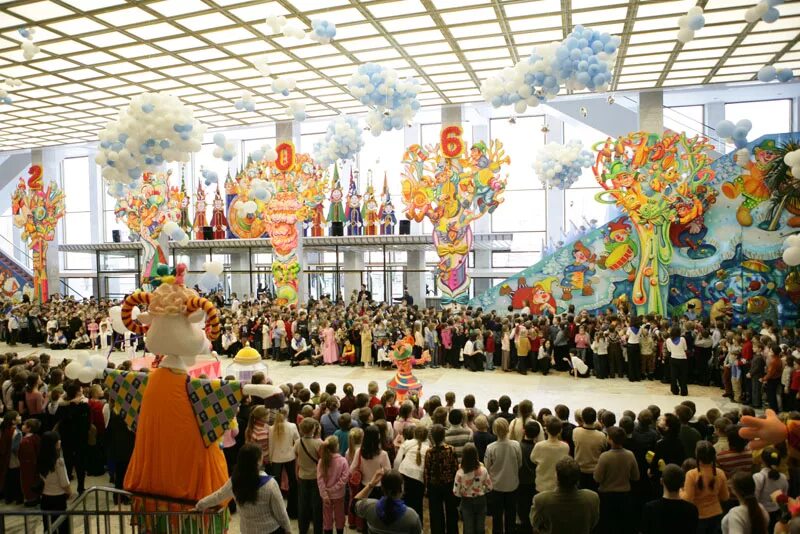 новогодняя елка в кремле 2018. государственный кремлёвский дворец елка. елка в кремлевском дворце съездов. кремлевская елка сценография. елка в кремлевском дворце съездов.