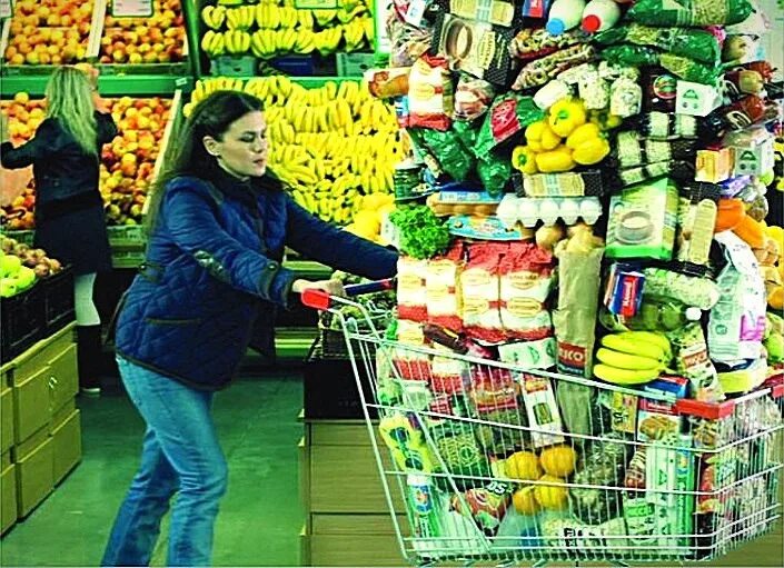 Первая большая покупка. Человек с кучей продуктов. Люди в магазине. Магазин продукты. Люди с тележками в супермаркете.