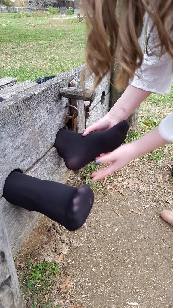 Тиклинг feet нейлон. Черные колготки Tickle. Школьный фестиваль pillory. Tickle Socks. Tickling foot nylons