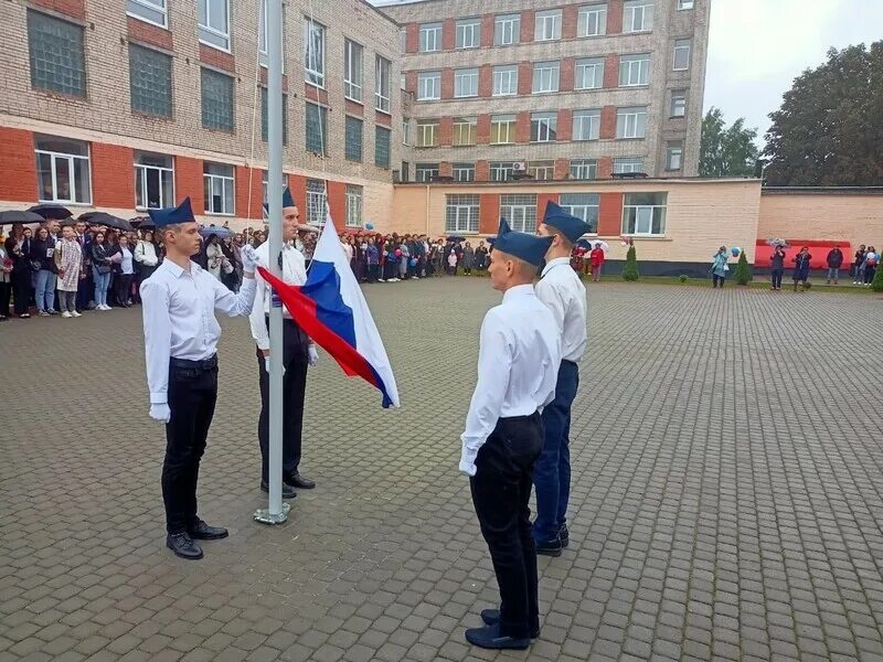 Школа 4 Кингисепп. Кингисепп первое сентября линейка. Кингисепп фото. Электронная школа ленинградская область кингисеппский