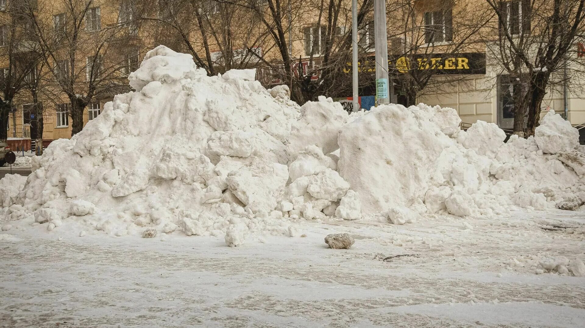 Груды снега. Станция снеготаяния нижний новгород. куча снега. груда снега. кучка снега.
