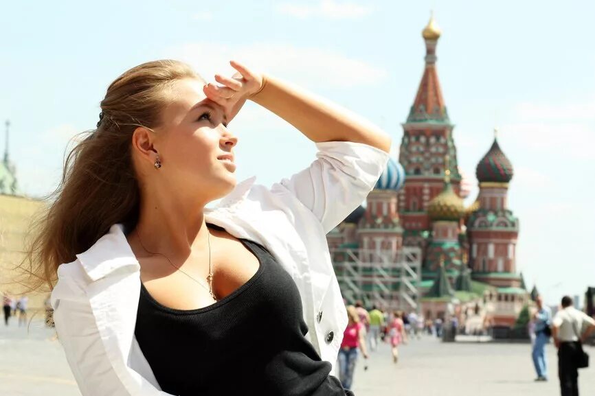 Девушка на площади города. Фотосессия в москве. Девушка на площади города. Девушка на площади города. Фотосессия на фоне кремля.