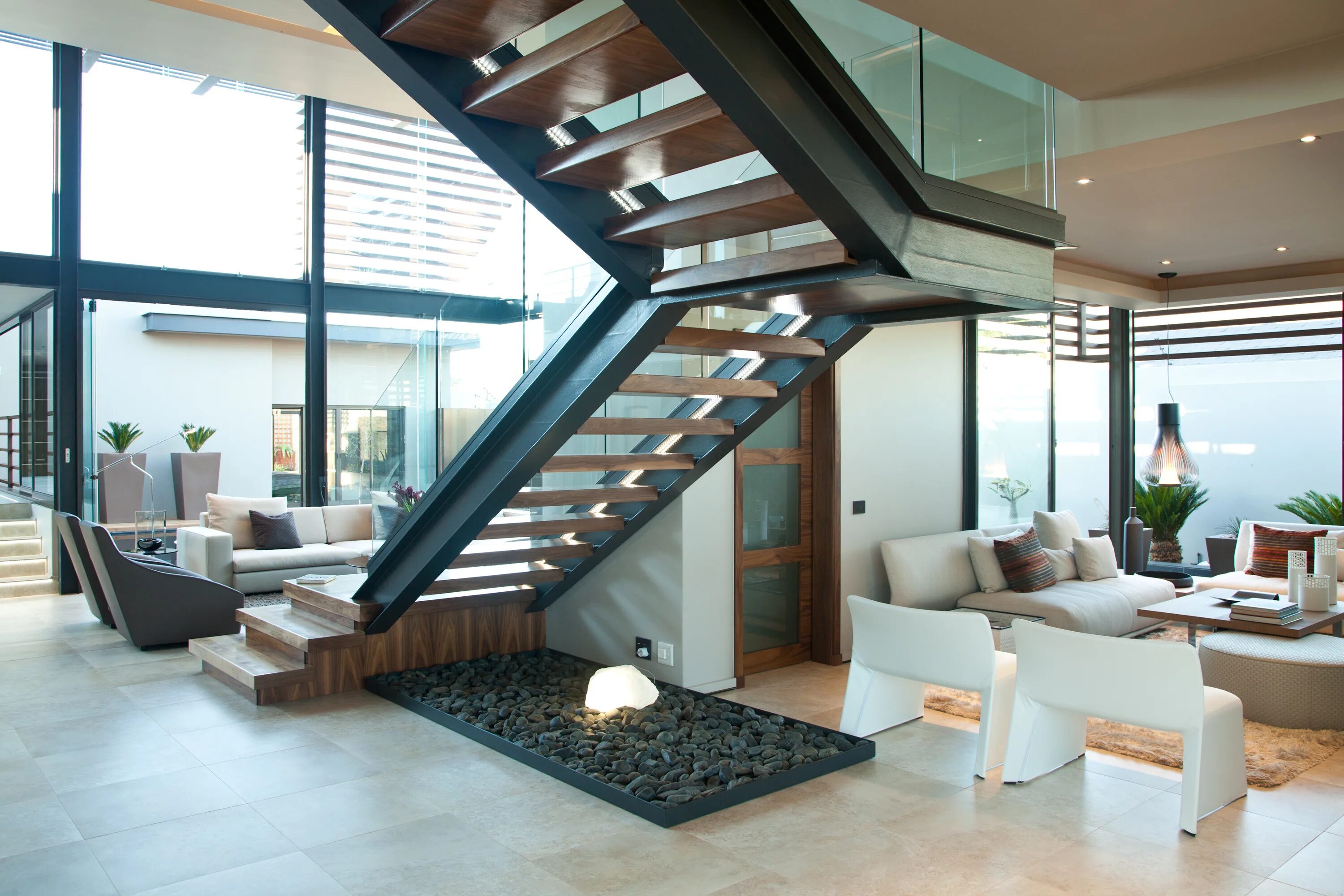 Дизайн домов много денег. Гостиная с лестницей. Современная гостиная с лестницей. Гостиная со вторым светом. Лестница в коттедже.