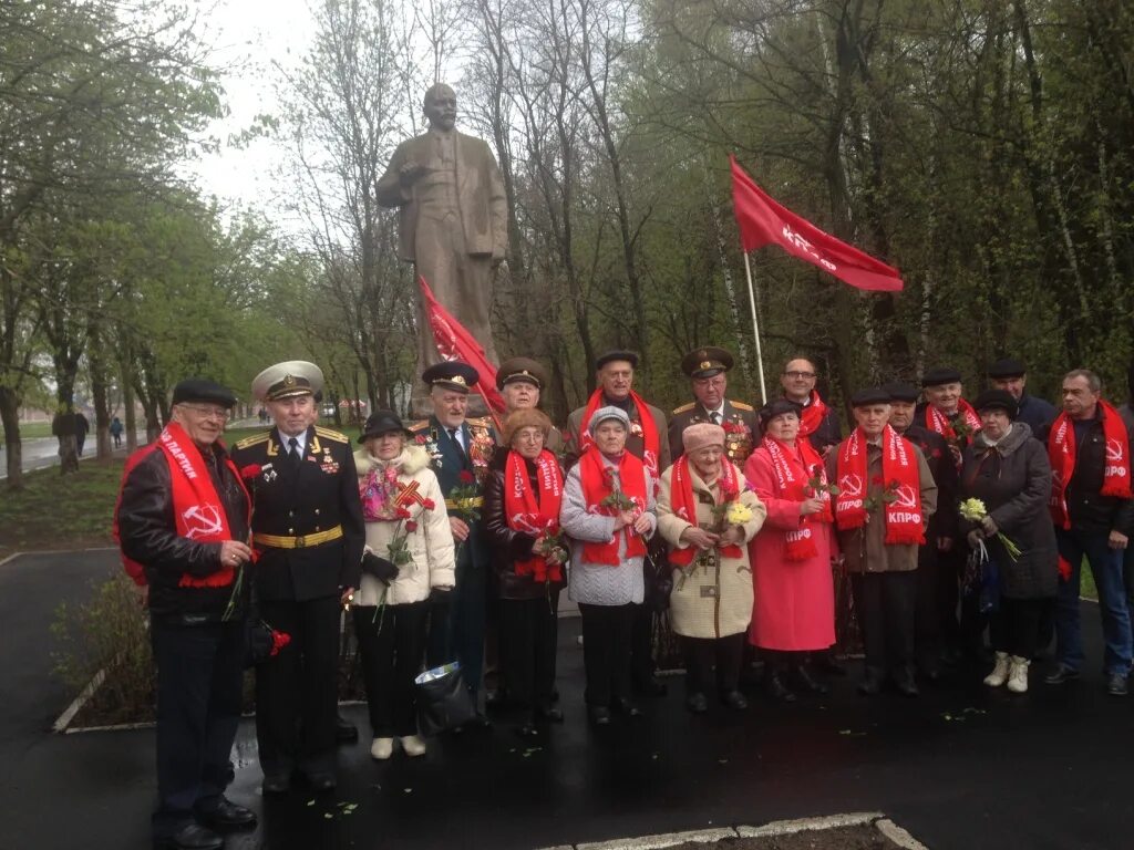 9 мая под. Награды кпрф кавалеры. 9 мая в королёве-фото. фото с 9 мая день победы в калининграде с красными знаменами.