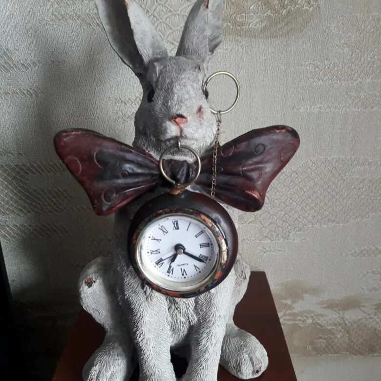 Кролик бронза алиса в зазеркалье. Часы настенные заяц и кот. Часы белого кролика. 14703 заяц с часами 11*11,5*45 см karlsbach. Часы зайцем.