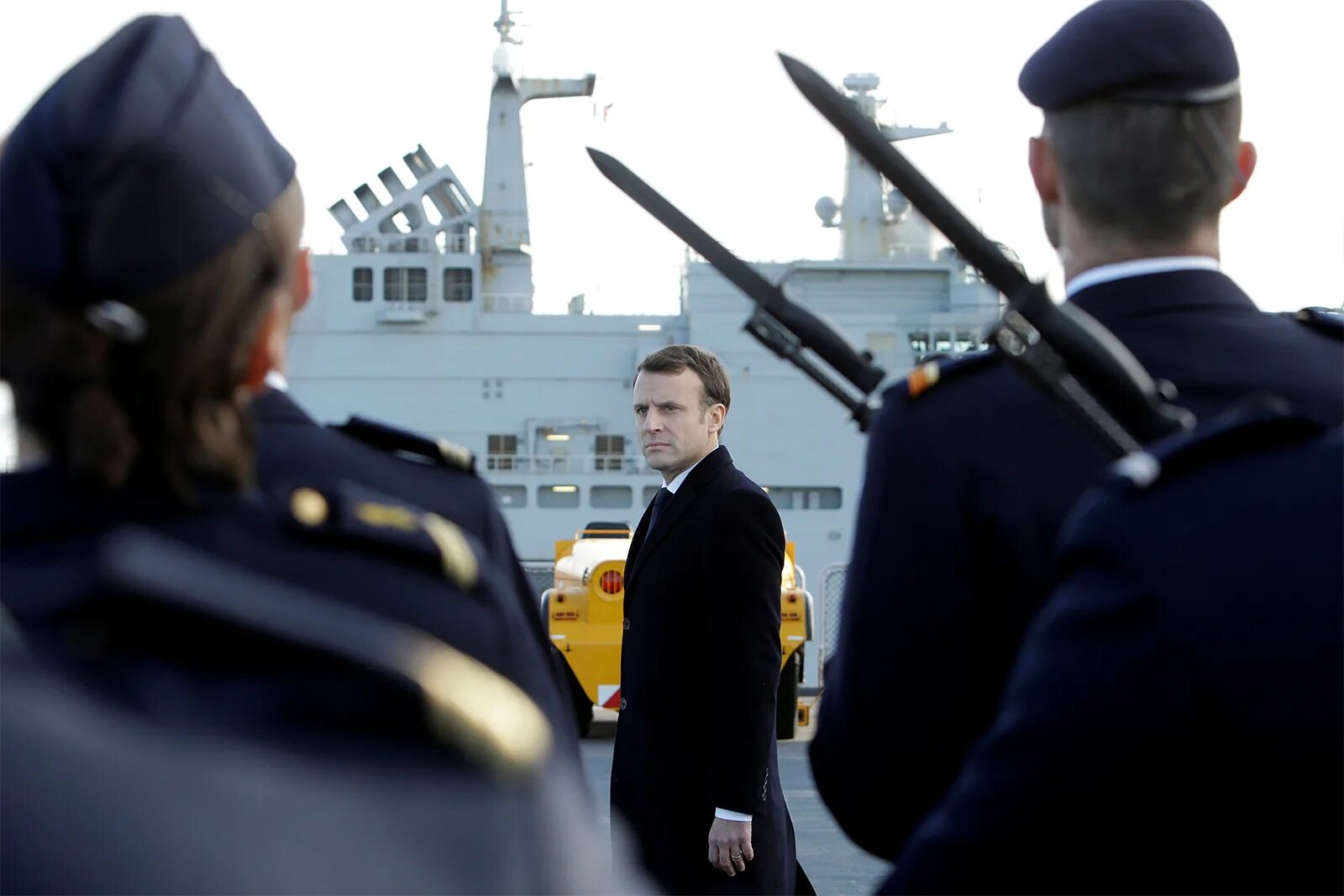 Макрон и армия. Франция Макрон с военными. Эммануэль Макрон милитари. Макрон в военной форме.