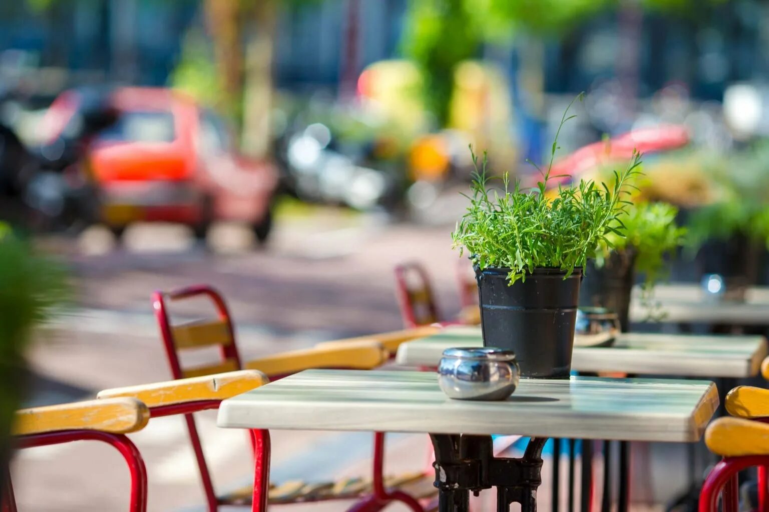 Столики на улице кафе. Столик в кафе. Уличные столики для кафе. Кафе со столиками на улице. Столики на улице около кафе.