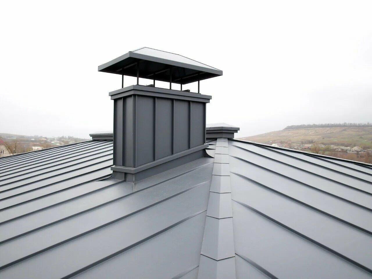 кровля шахты. флюгарок вентиляционной шахты на плоской кровле. кровля шахты. фальцевая кровля вентшахта. зонты для вентиляционных шахт на кровле.
