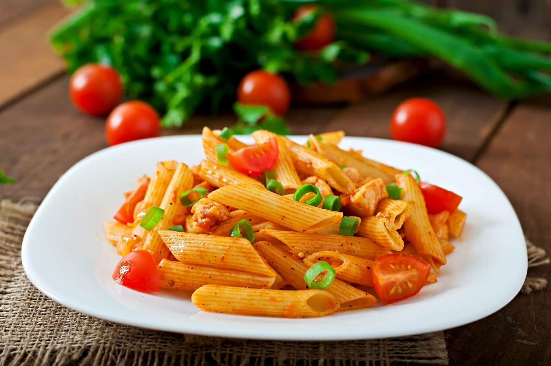 Пенне с соусом. Пенне. Penne макароны. Паста пенне. Ригатони Аль Помодоро.