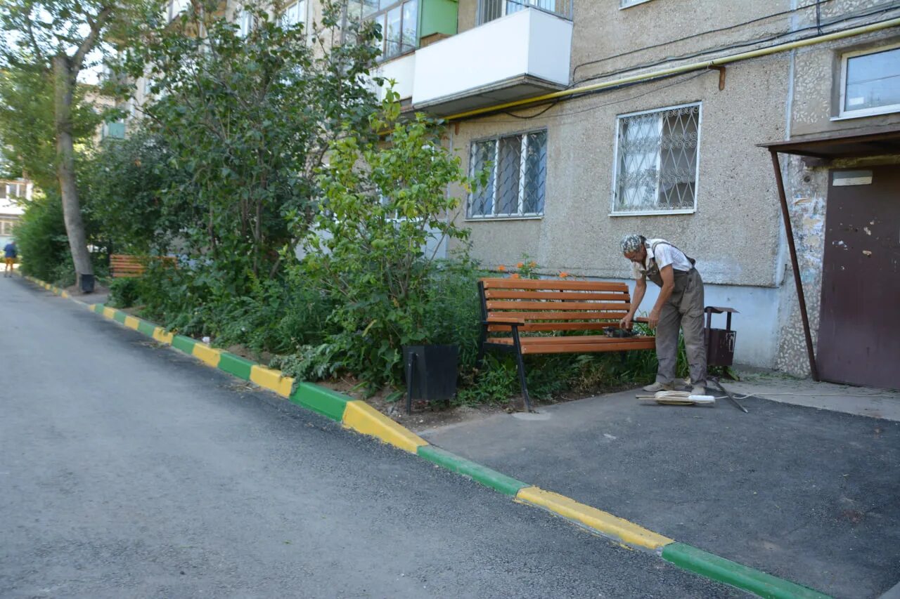 Петровская 57 энгельс. Озеленение двора. Городской двор. Благоустройство городской среды. Во дворе.