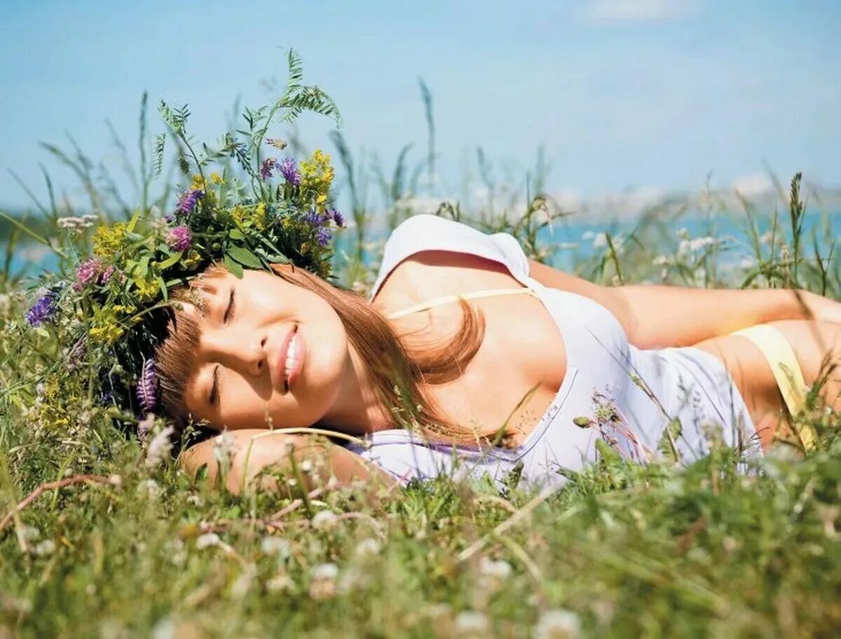 Фотосессия на траве. Наслаждение природой. Девушка лежит на траве. Фотосессия в лугах. Расслабленная 18