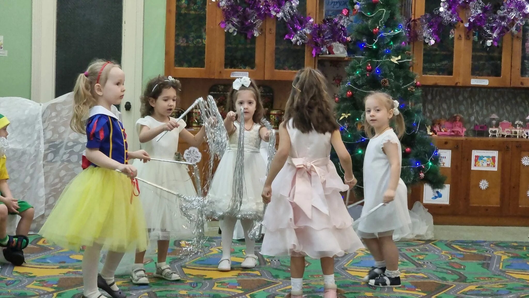 новогодний праздник в детском саду. новогодние праздники для детей омск. новогодние праздники для детей омск. детская елка. новогодние праздники для детей омск.