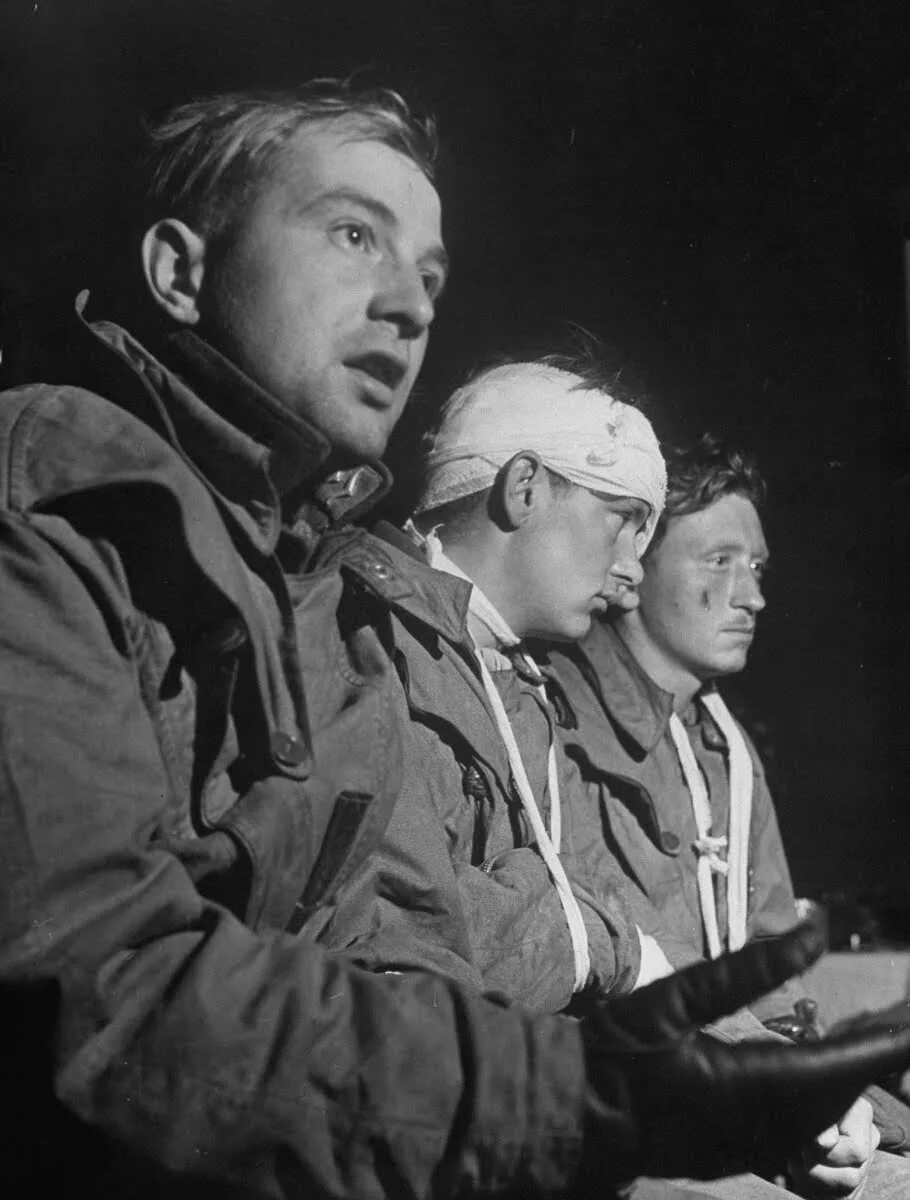 Летчики попадают в плен. Пленные советские летчики 1941. Летчики попадают в плен. Летчики попадают в плен. Пленные советские летчики 1941.