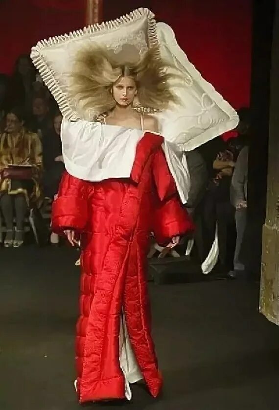 Пародия на моду. Тильда Суинтон в одеяле и подушках. Показ мод в одеяле с подушкой. Мода из одеяла. Платье одеяло подиум.