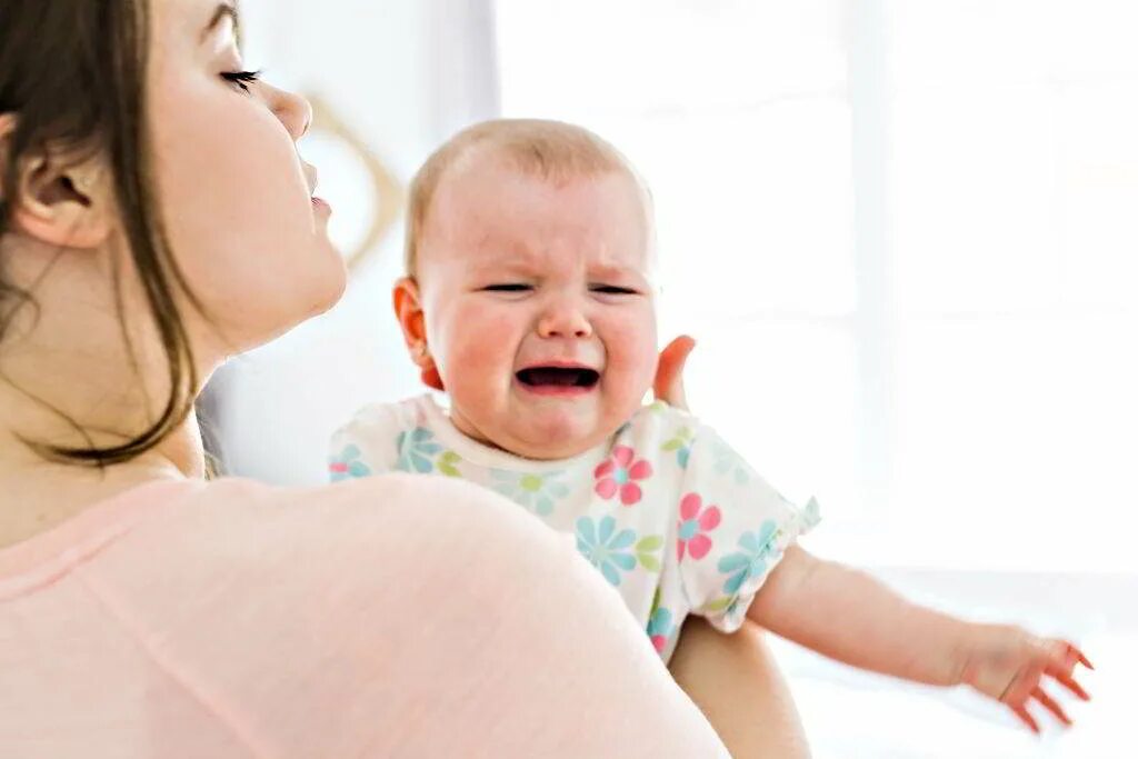 Звук успокоить ребенка. Колики у малыша. Младенец плачет. Плачущий ребенок. Мама и малыш плачет.