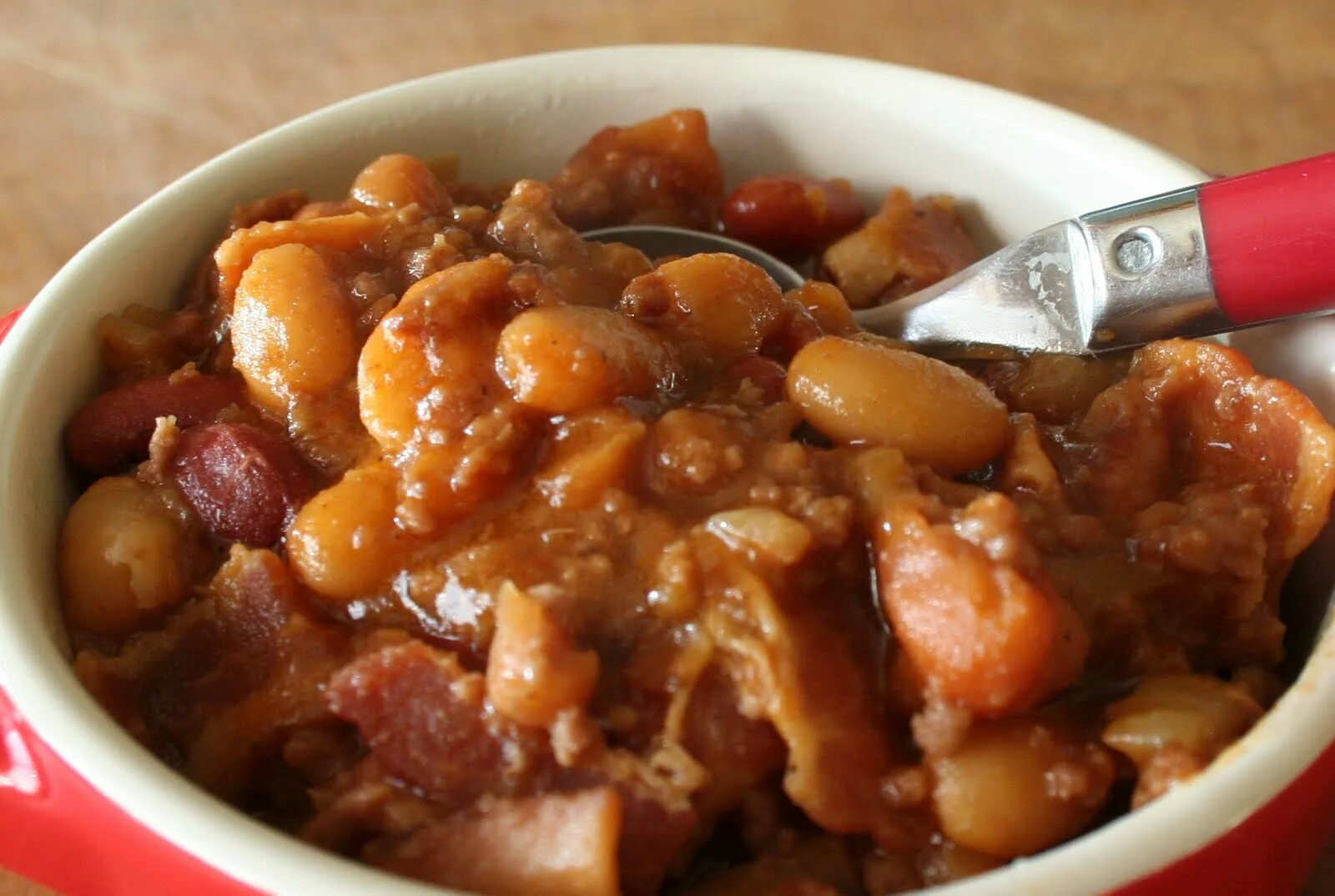 Фасоль с мясом и овощами. Фасоль с мясом. фасоль с мясом тушеная. бобы с мясом. белая фасоль с мясом.
