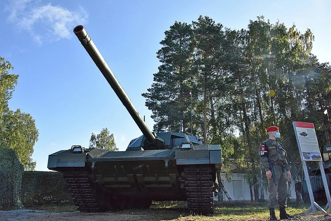 Танк 500 тюмень. Т 34 Армата. Армата Нижний Тагил. С днем танкиста. Танк т-14 "Армата" Тагил.