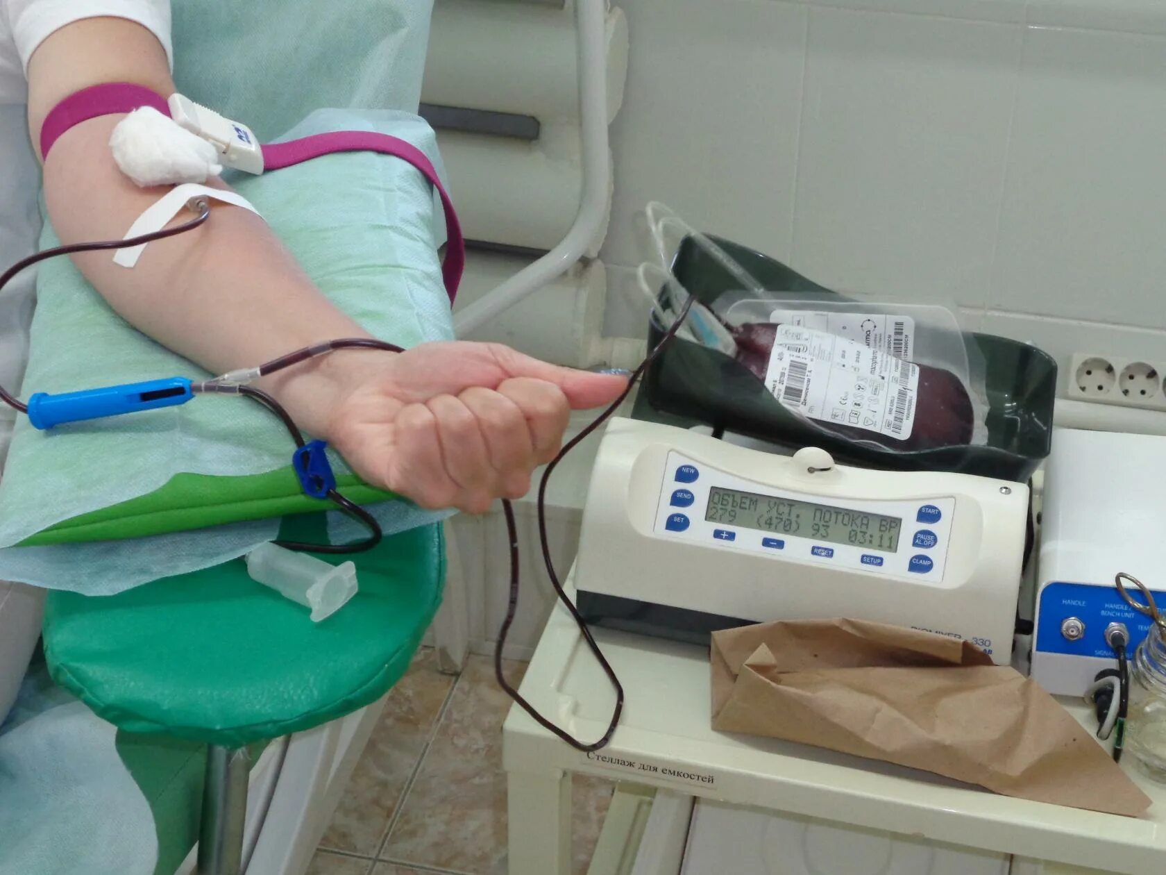 Донор крови. Весы для взвешивания донорской крови. Станция переливания крови. Донорство крови Стерлитамак.