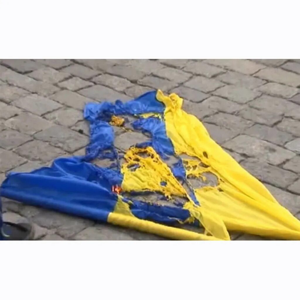 Разорвать украинский. Разорванный флаг на флагштоке украины. Разорвать украинский. Разорванный флаг украины. Разорвать украинский.