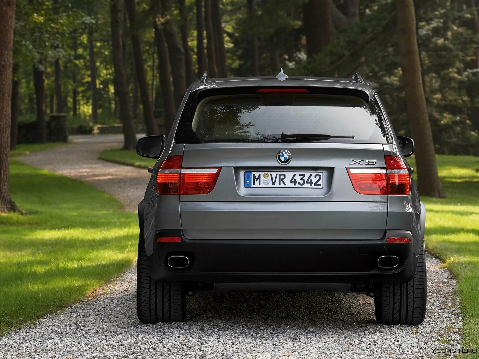 Фото машина задний. BMW x5 e70 4.8. BMW x5 e70 4.8i. BMW x5 4.8. БМВ х5 сзади.