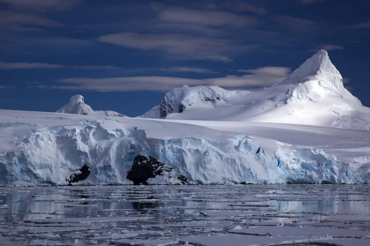 2 антарктическая. Горы Гамбурцева в Антарктиде. Антарктический ледяной Покров. Антарктида ледяной материк. Ледники Антарктиды.