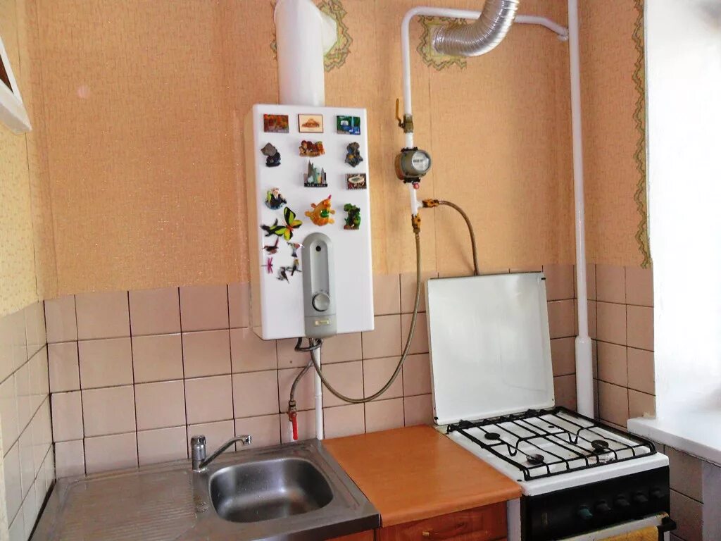 Можно ли поставить колонку в квартире. Газовый счётчик в квартиру на плиту и газовый котел вк4g. газовая колонка в квартире. газовые трубы на колонку и на плиту. газовая плита и газовая колонка.