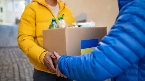 Помогать украинцам