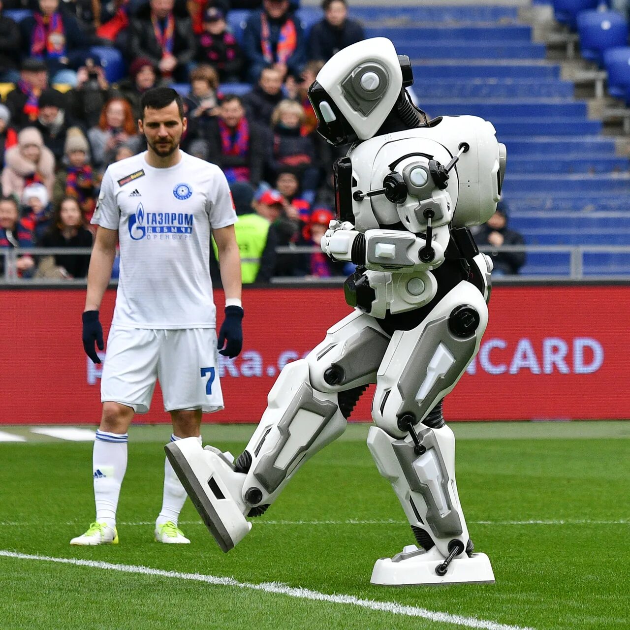 Робот Алеша. Русский робот Алеша. Современные роботы. Робот на футбольном поле. Роботы играют в футбол