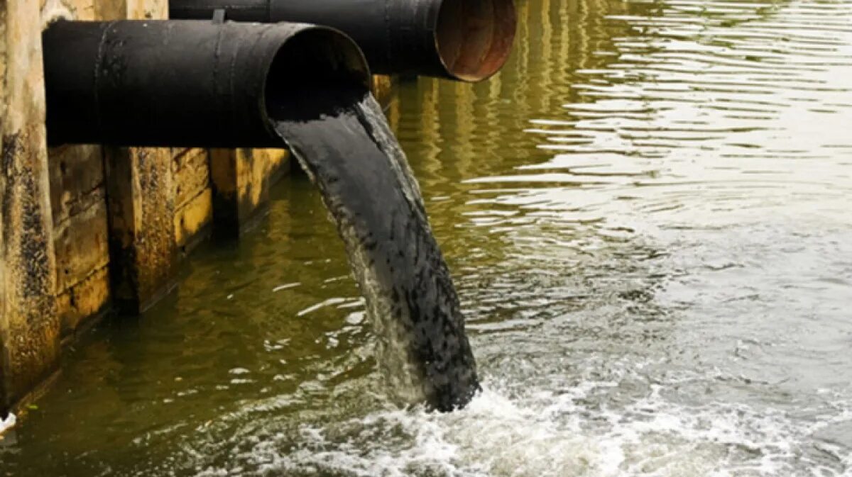 Сток канализационных вод. Загрязнение воды. Промышленные сточные воды. Выброс отходов в реку.