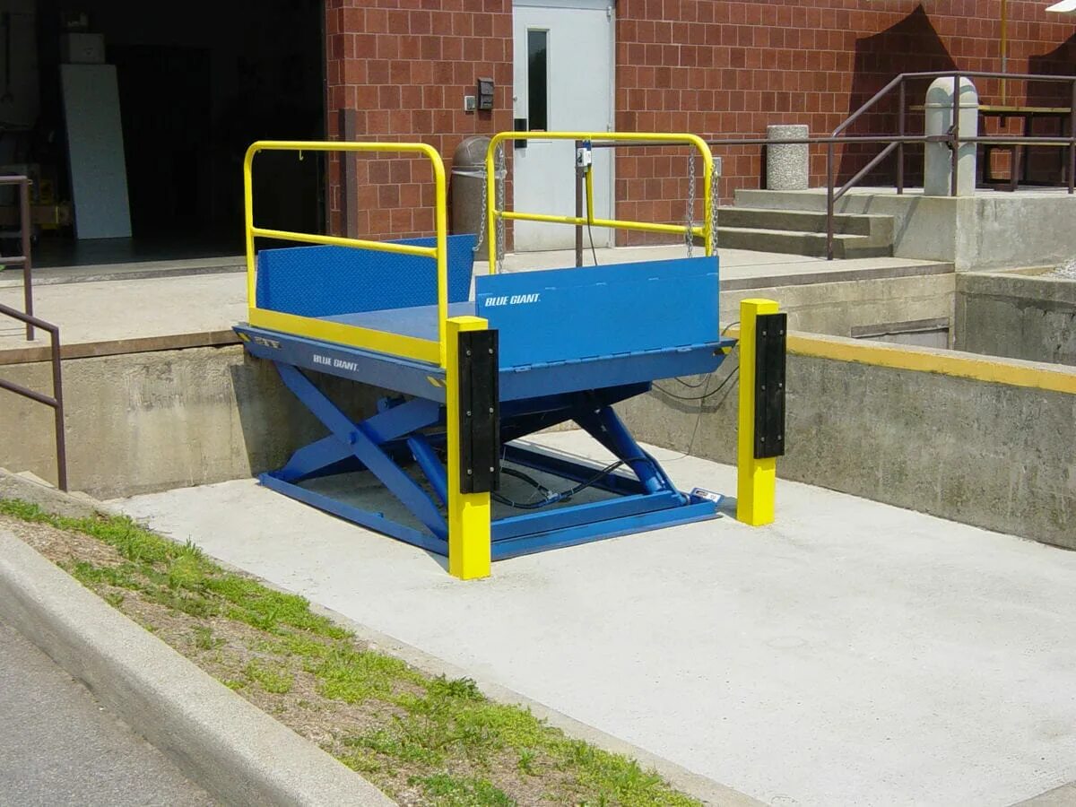 Loading platform. Тротуарный лифт. platform lift. loading bay.