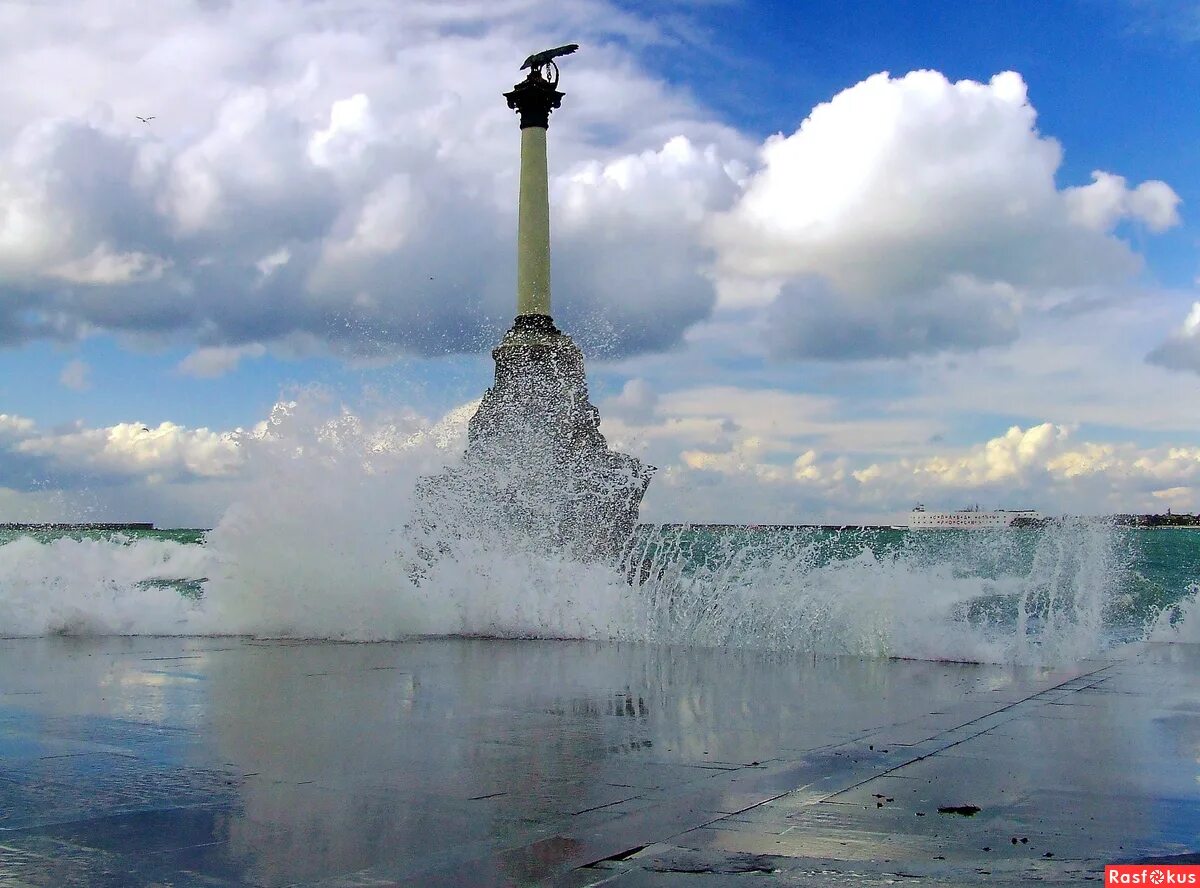 Севас. Памятник затопленным кораблям в Севастополе в шторм. Памятник затопленным кораблям в Севастополе зимой. Монумент шторм. Фонтан полузатопленный корабль.