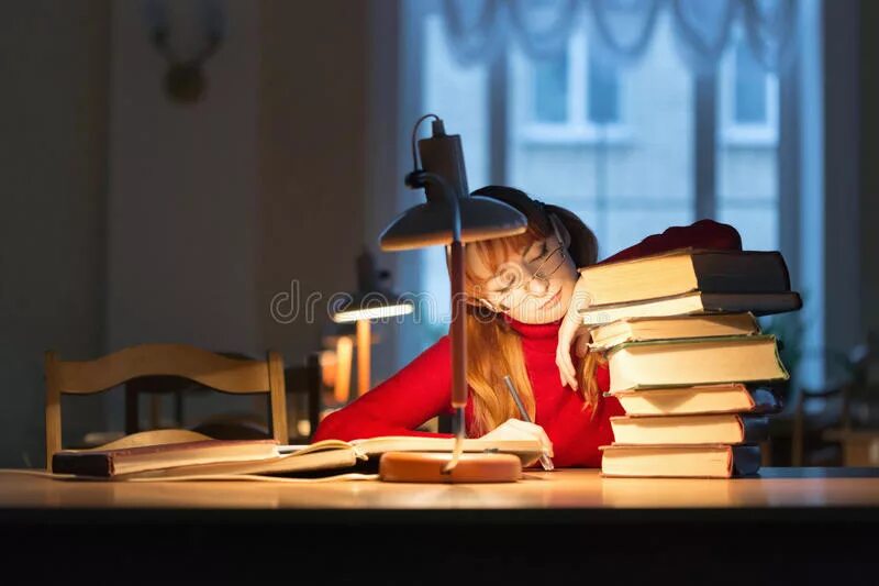 Читать книгу под лампой. Девушка с лампой. Читать с лампой. Девушка читает под лампой. Девушка с книгой.