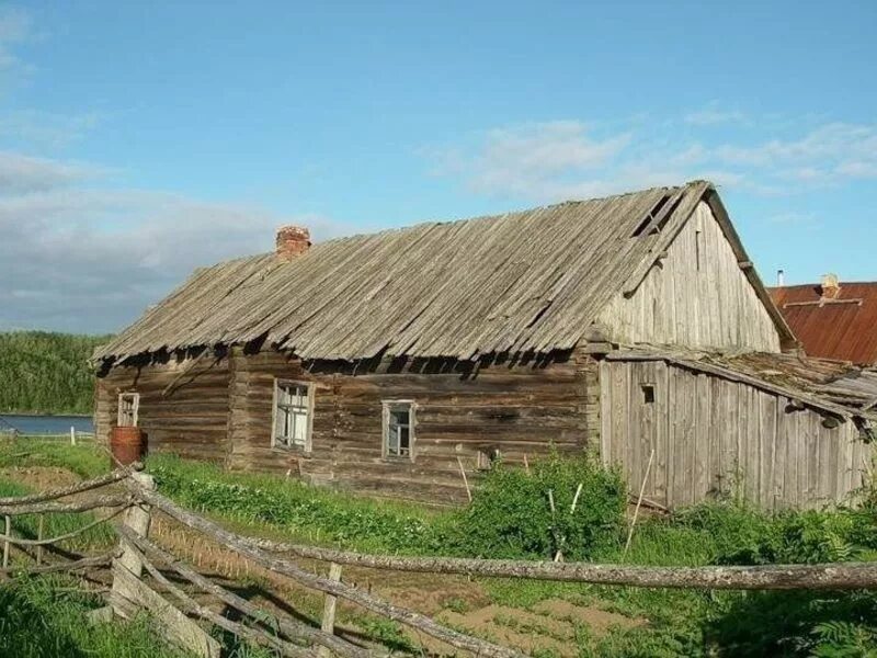 Купить м в деревне. Деревня Поречье Владимирская область Александровский район. Дома в деревне. Шатровый дом деревенский. Бедный деревенский дом.