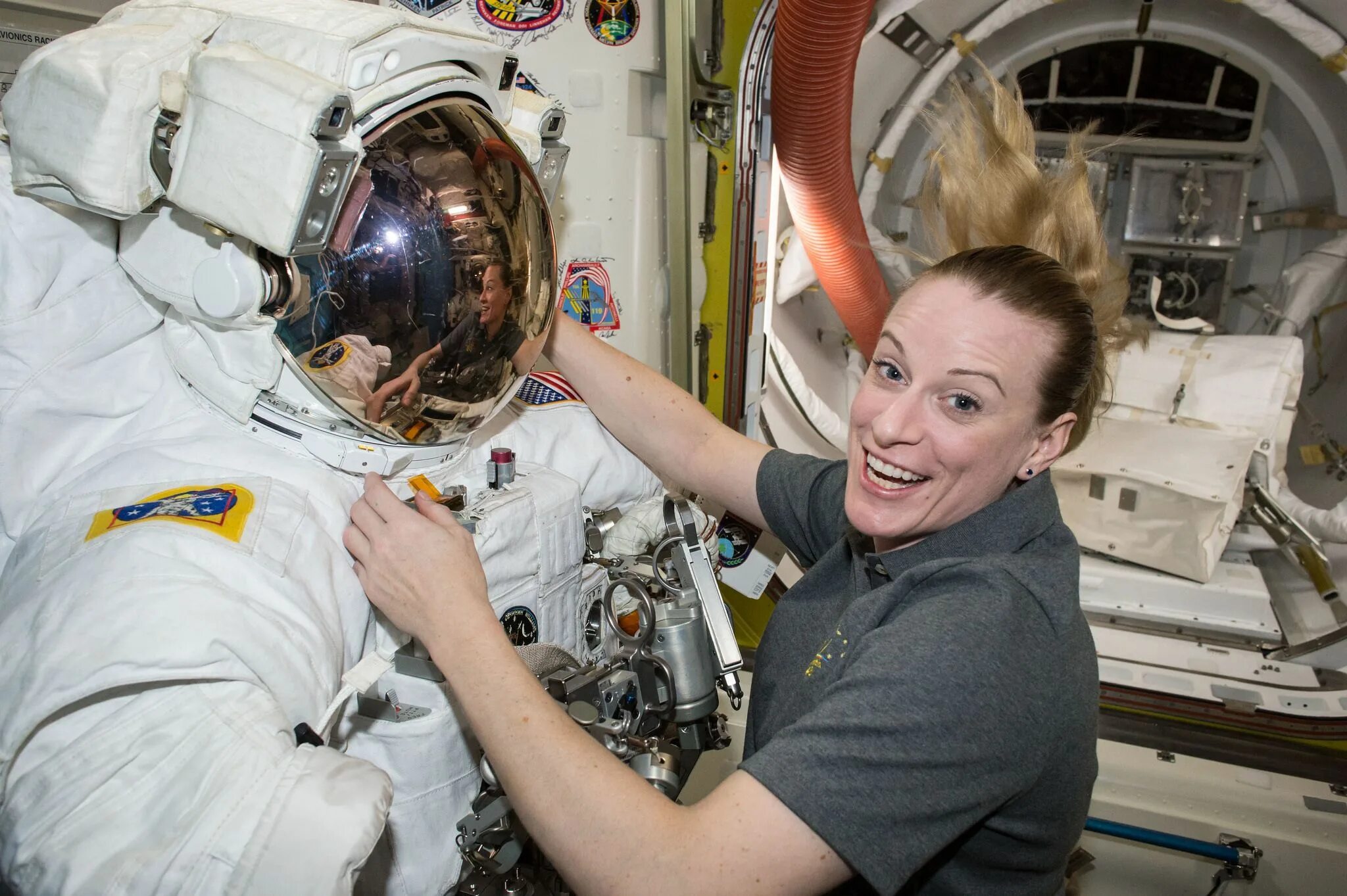 Какая космическая станция сейчас работает в космосе. Кейт Рубенс астронавт. Кейт Спейс. Женщина астронавт. Астро женщина.