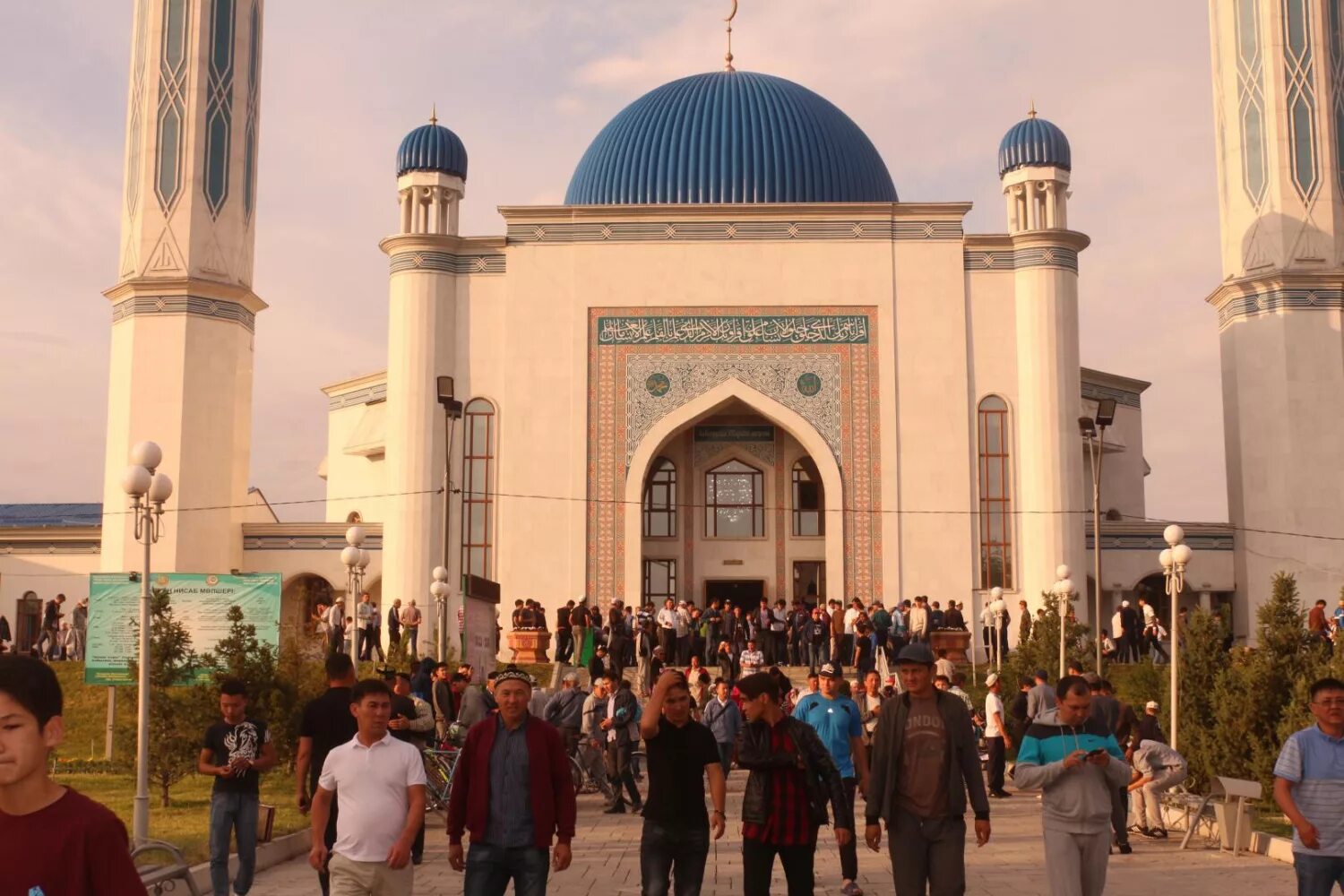Какие мусульмане в казахстане. Курбан айт мечеть. Курбан Казахстан. Курбан айт в Казахстане. Мечеть Ходжа Курбан.